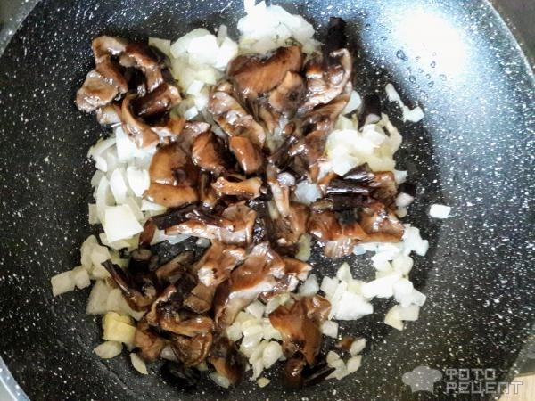 Рецепт: Картошка с жареными грибами - с луком и мятой.