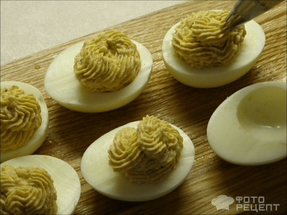 Рецепт: Фаршированные яйца с печенью трески - Супер закуска!