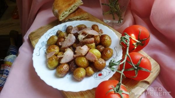 Рецепт: Молодой картофель жареный в мундире с копченостью - Ранней весной обязательно нужно приготовить это вкусное блюдо.