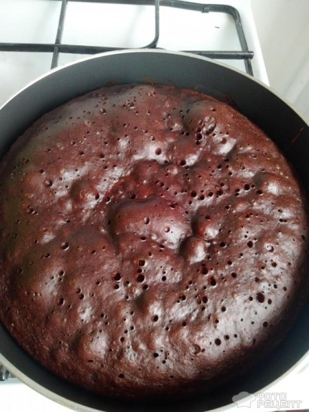 Рецепт: Бисквит шоколадный на кипятке - В сотейнике на газу и простенький торт из этих коржей