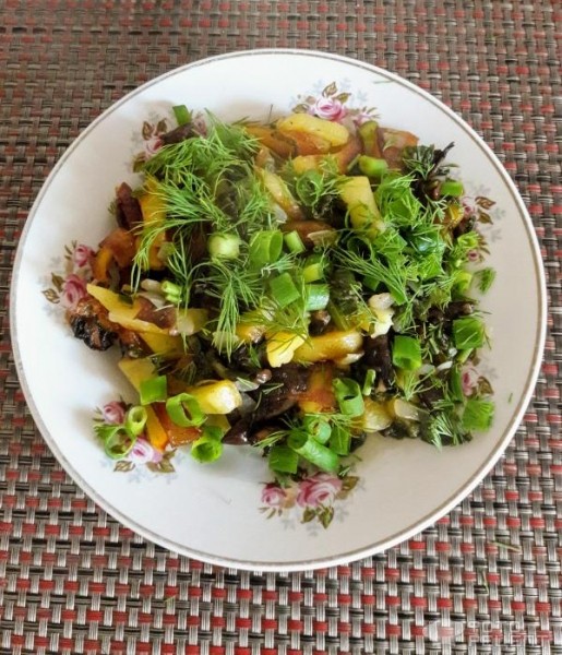 Рецепт: Картошка с жареными грибами - с луком и мятой.