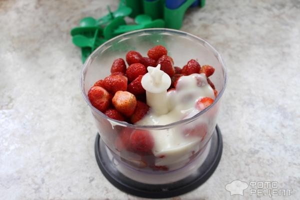 Рецепт: Десерт клубника со сгущенкой - Мороженое на палочке