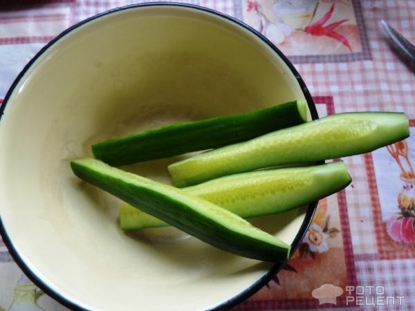 Рецепт: Салат из яйца и огурца с зеленым луком - с персиковым маслом