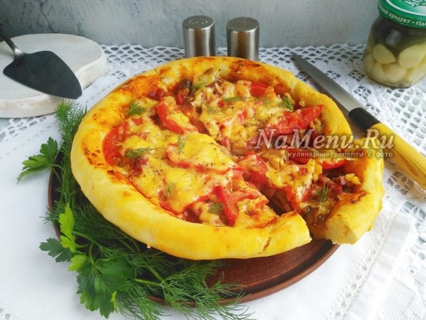 Пицца с грибами, колбасой, помидорами и с сыром