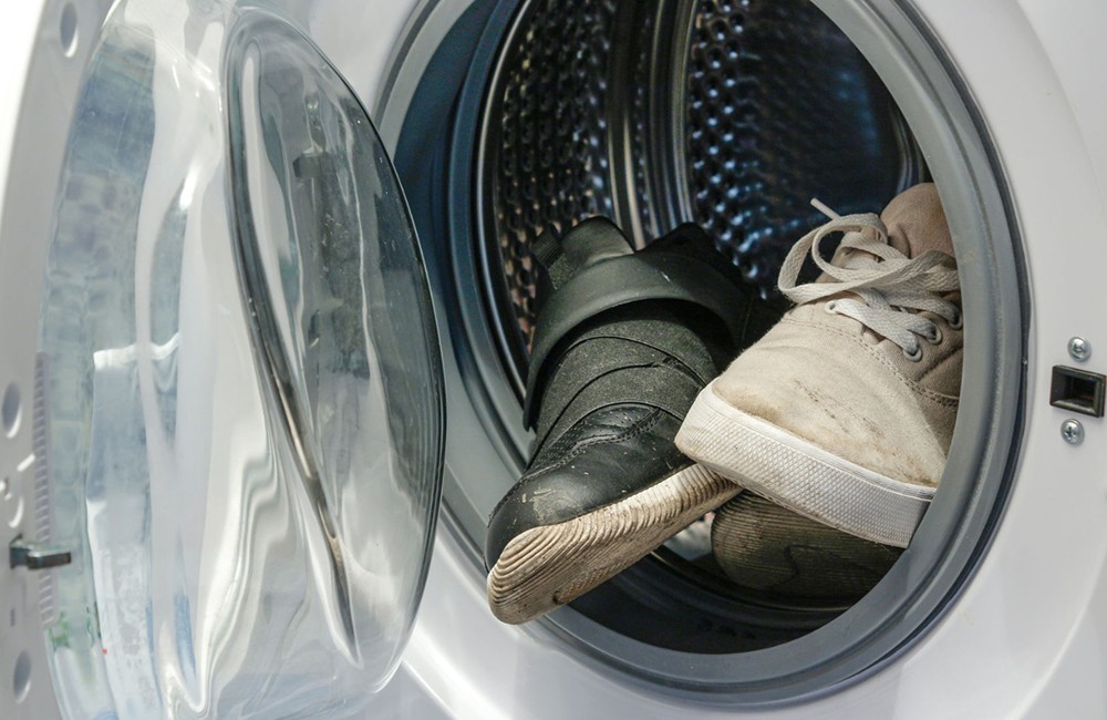 Хоть бы не испортить: как и на каком режиме стирать обувь в машинке?